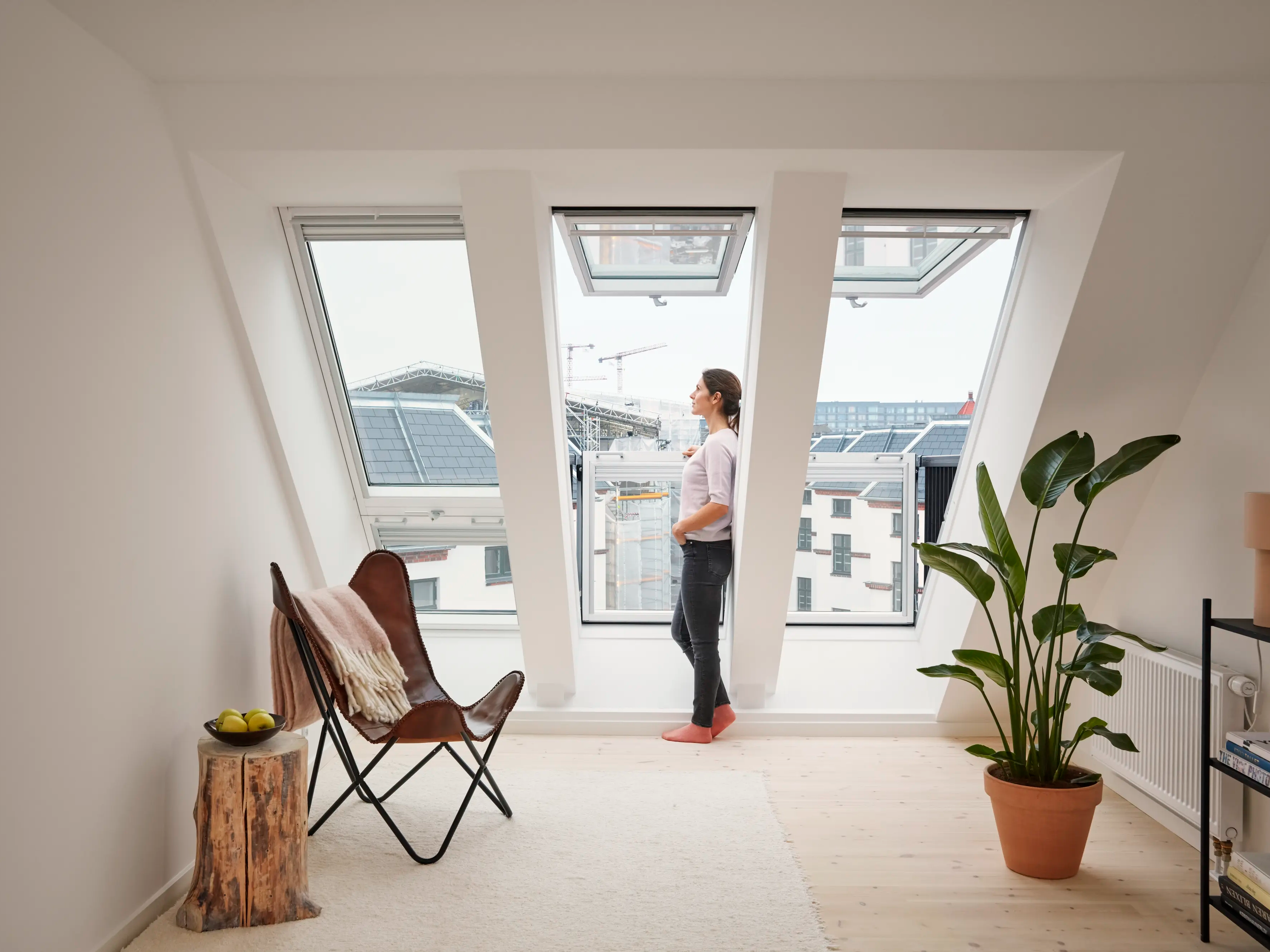 Fereastră Velux tip balcon, deschisă spre exterior